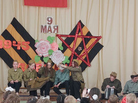 Первые на школьном концерте ко Дню Победы.